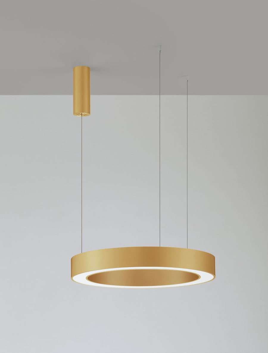 Suspension anneau doré vue de face, trois câbles fins et rosace cylindrique au plafond