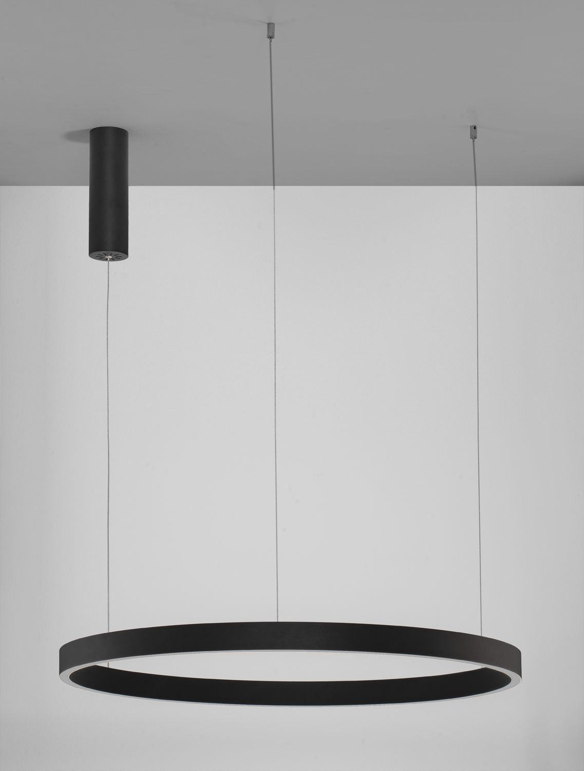 Vue en légère plongée de l'anneau noir et de sa lumière LED