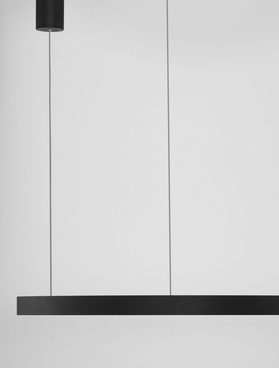 Détail du raccord cylindrique noir et des câbles reliant le plafond