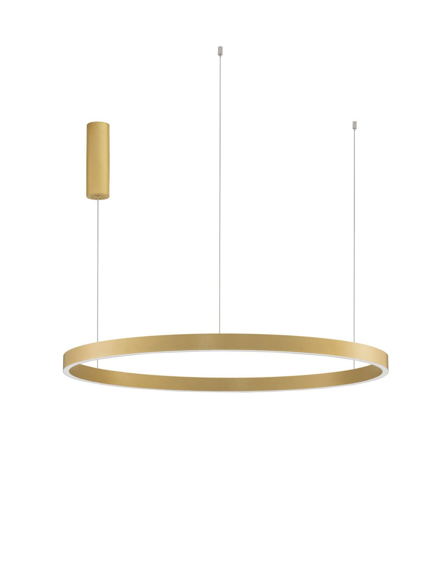 Vue de face du luminaire sur fond blanc, anneau doré et câbles fins