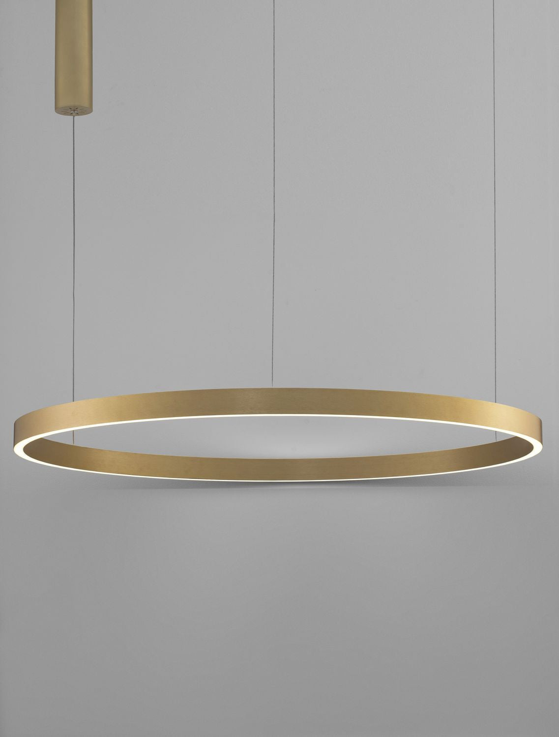 Anneau doré allumé, ruban LED diffusant une lumière blanche vers le bas