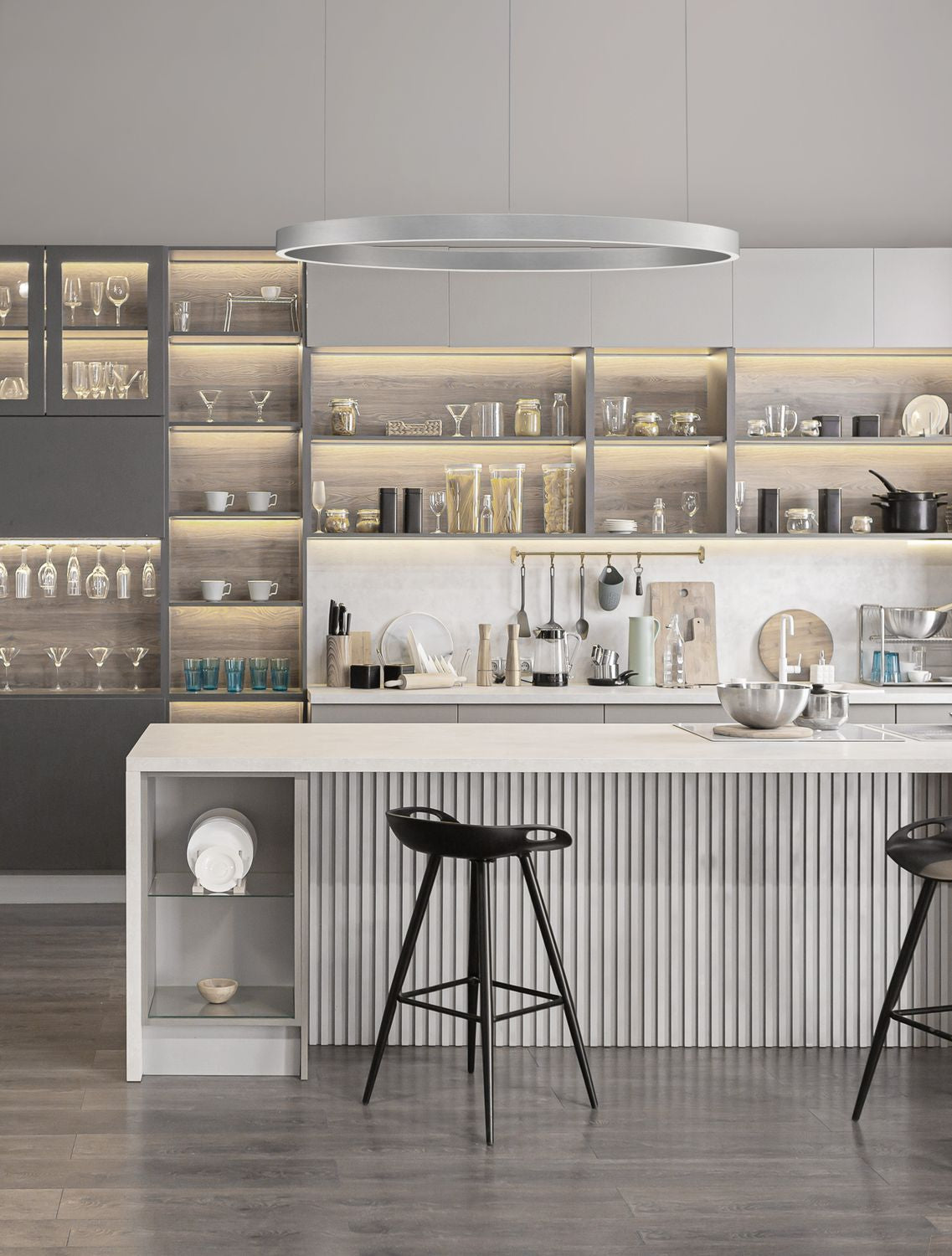 Suspension anneau argentée installée au-dessus d'un îlot de cuisine moderne