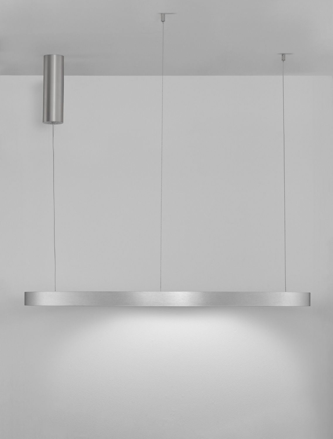 Même suspension allumée diffusant un halo doux sur le mur