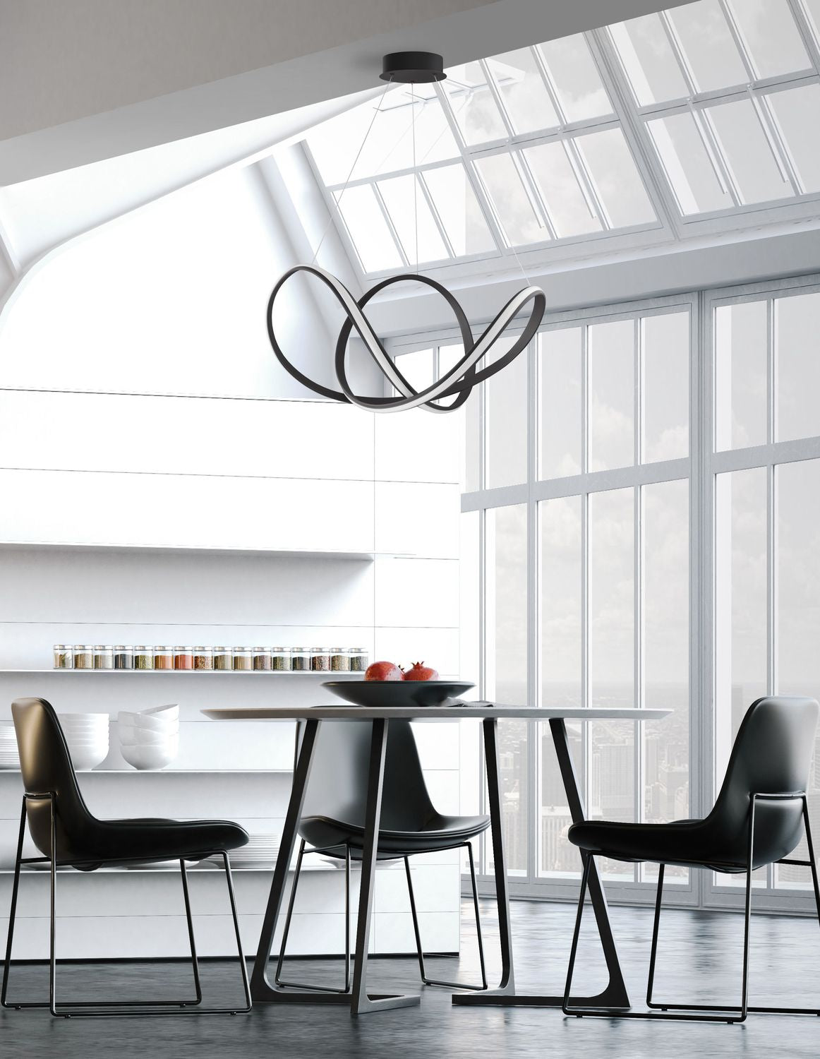Suspension noire à anneaux entrelacés installée au-dessus d'une table dans une salle à manger lumineuse
