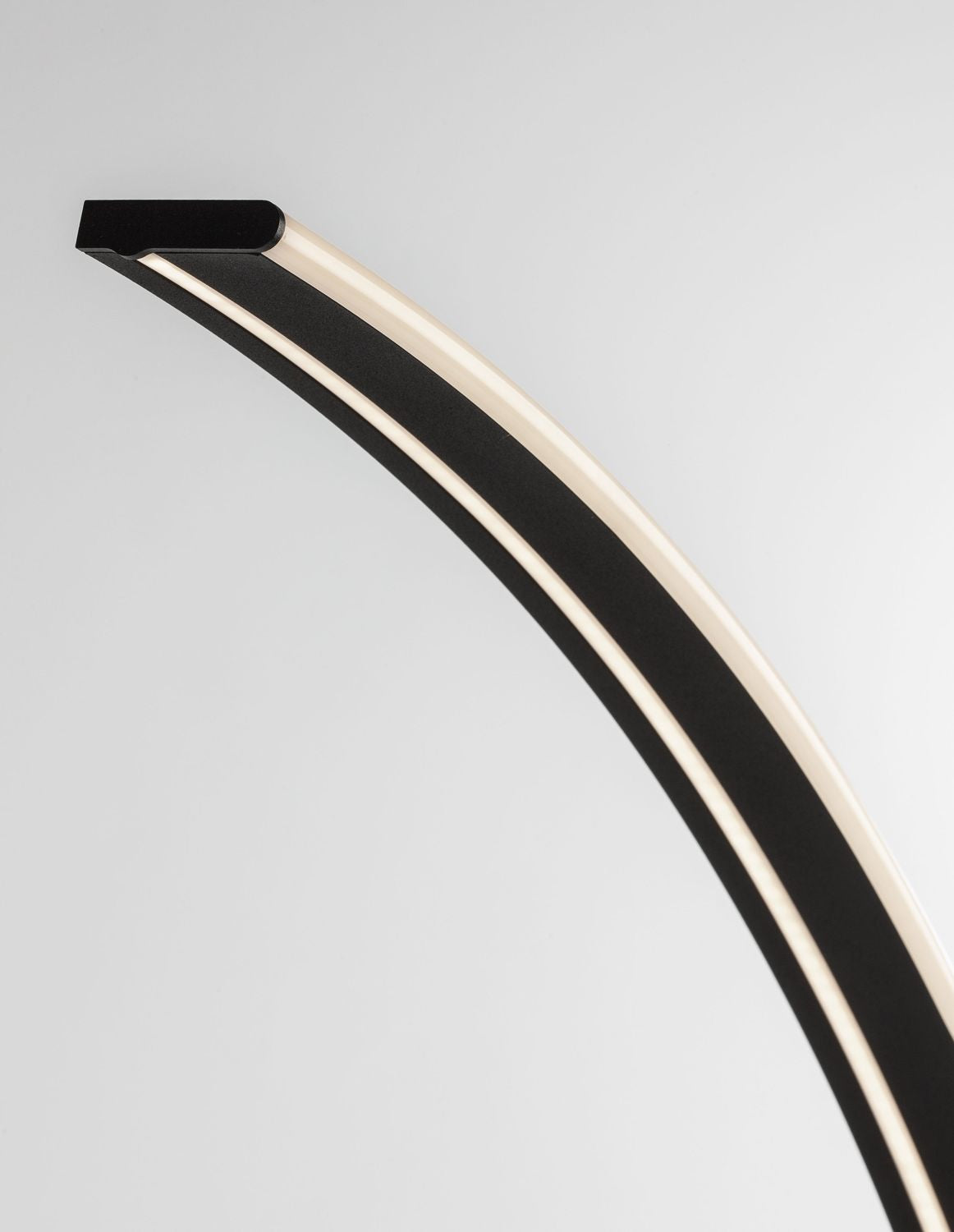 Gros plan de l'extrémité supérieure avec le bandeau LED allumé