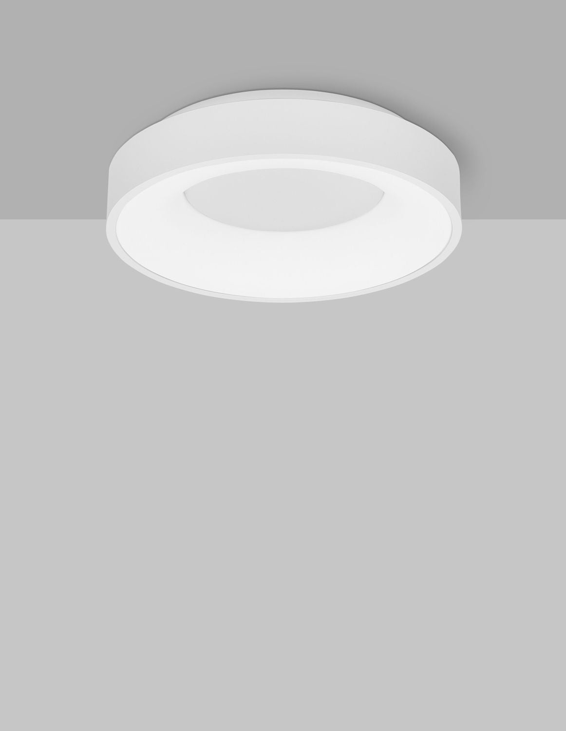 Plafonnier rond blanc vu de dessous, fixé sous un plafond gris clair