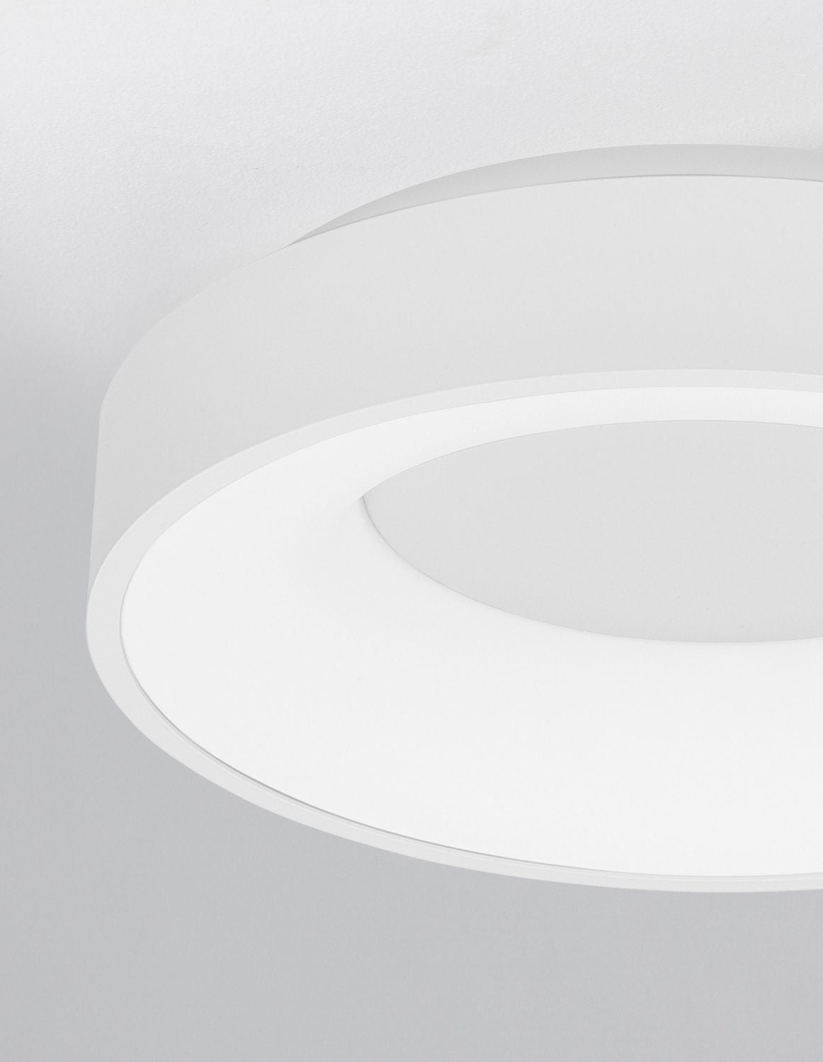 Détail rapproché du bord blanc et de la bague lumineuse du plafonnier