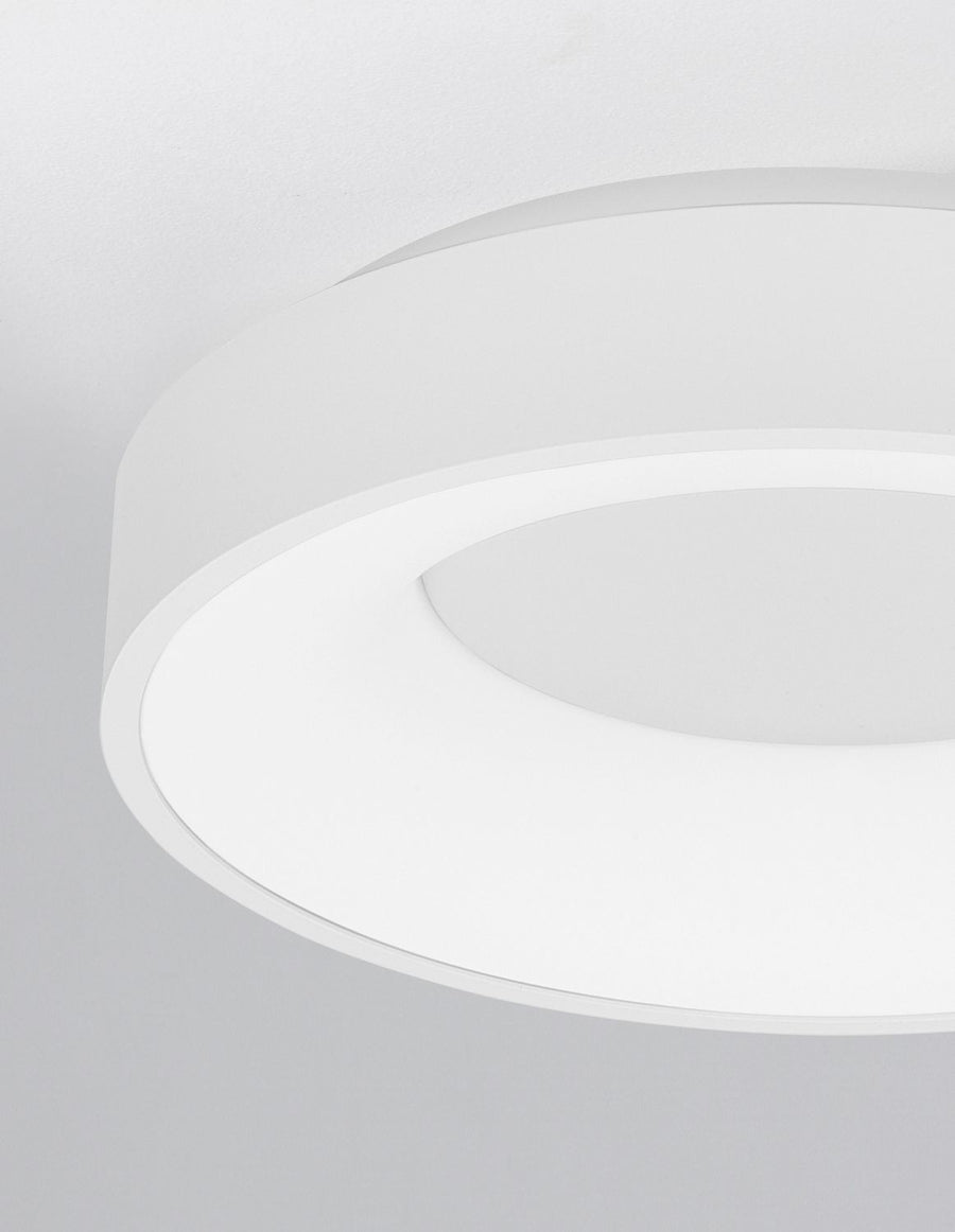 Détail rapproché du bord blanc et de la bague lumineuse du plafonnier