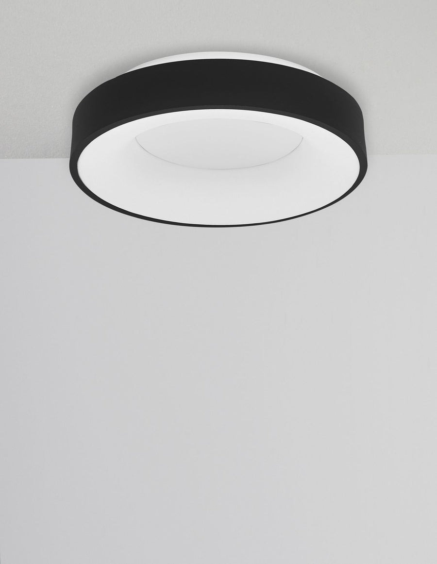 Autre angle du plafonnier allumé, cerclage noir et verre opalin
