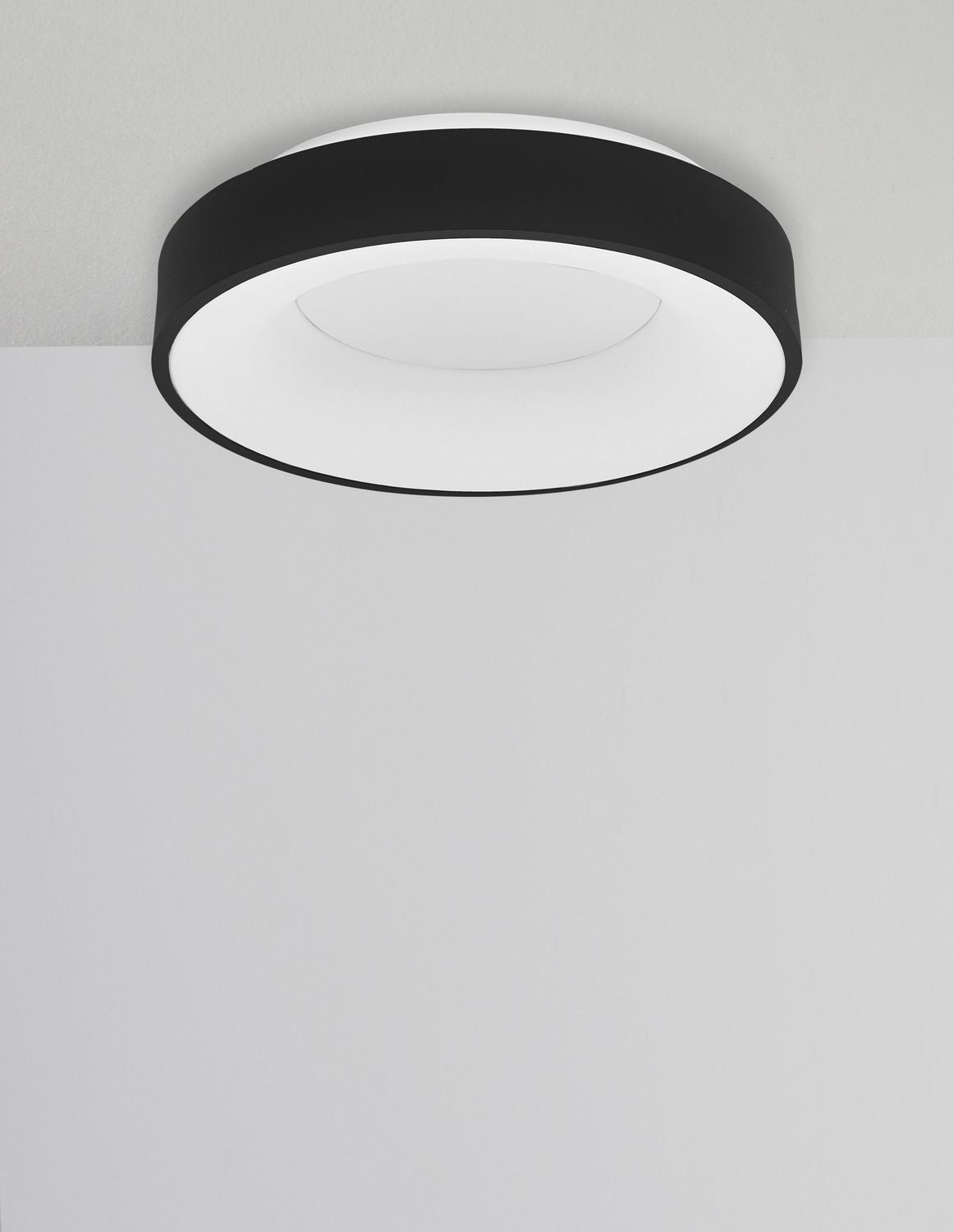 Autre angle du plafonnier allumé, cerclage noir et verre opalin