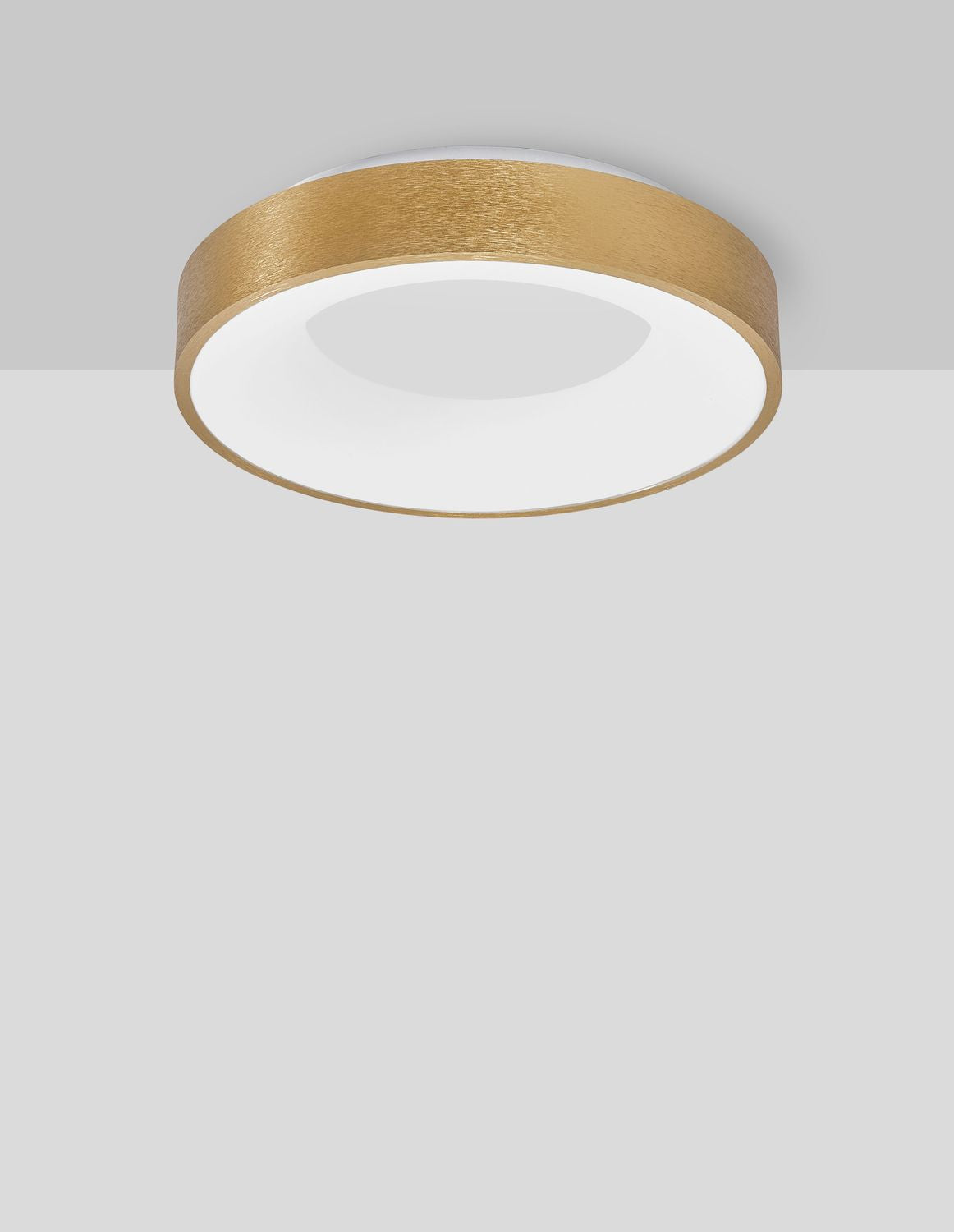 Vue de face du plafonnier rond doré fixé au plafond, diffuseur blanc lumineux