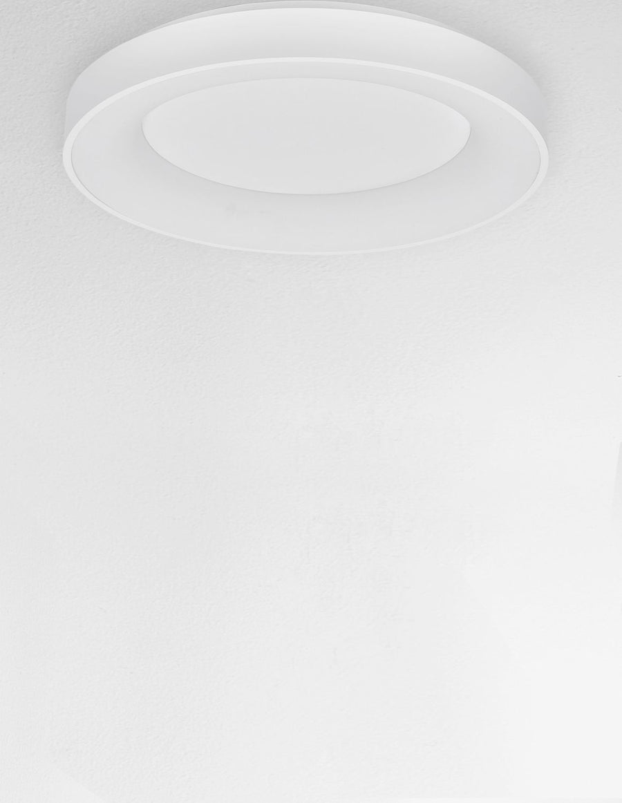Plafonnier allumé fixé au plafond, halo lumineux diffus blanc
