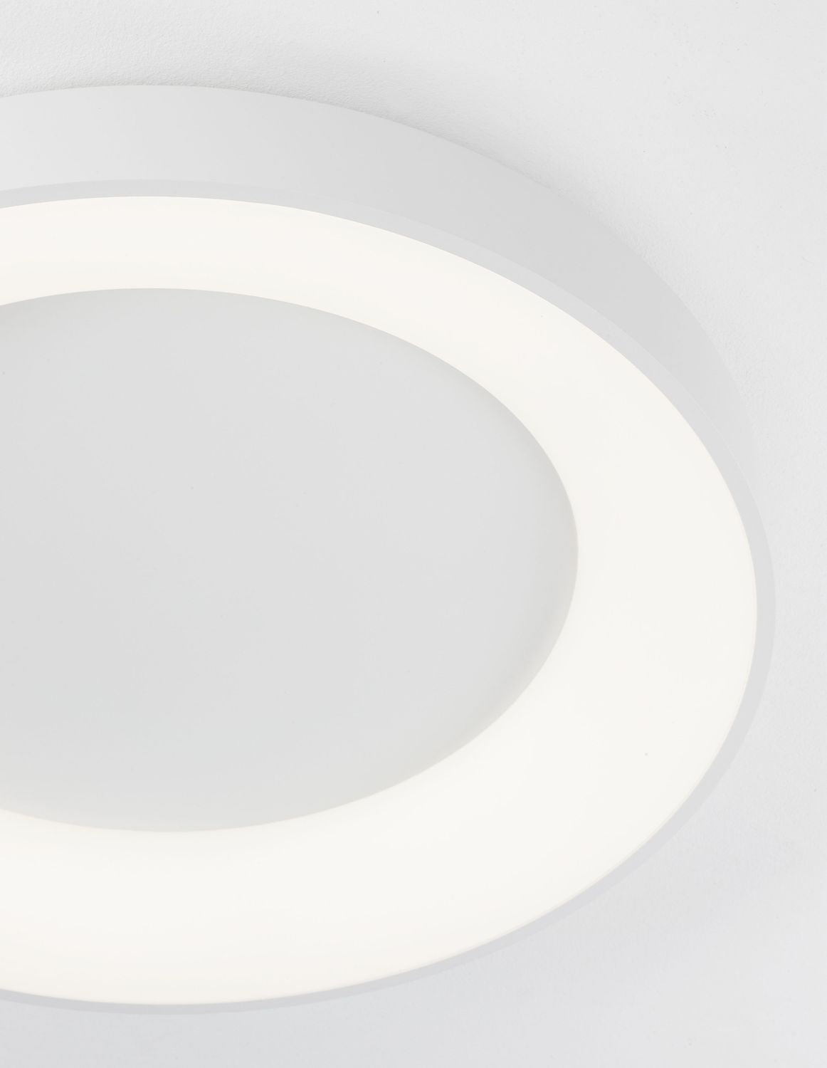 Gros plan sur le cerclage lumineux et le diffuseur central arrondi