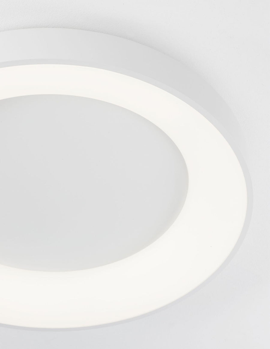 Gros plan sur le cerclage lumineux et le diffuseur central arrondi