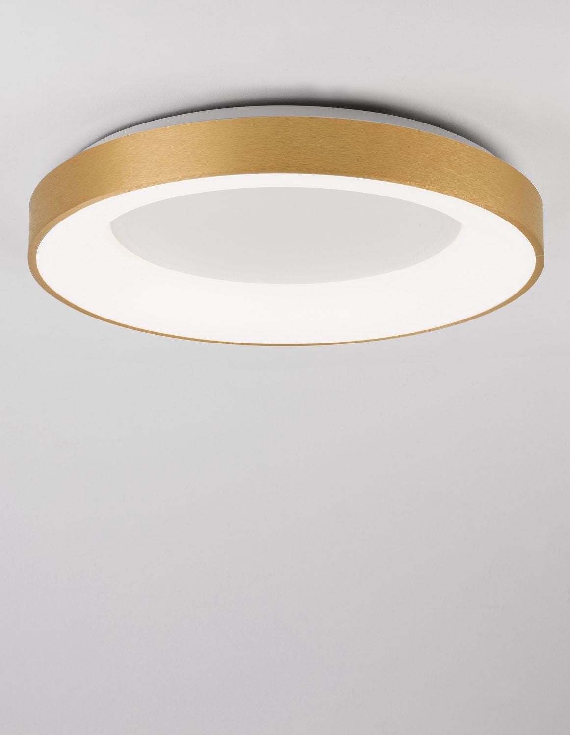 Produit vu de dessous sur fond gris, diffuseur blanc lumineux