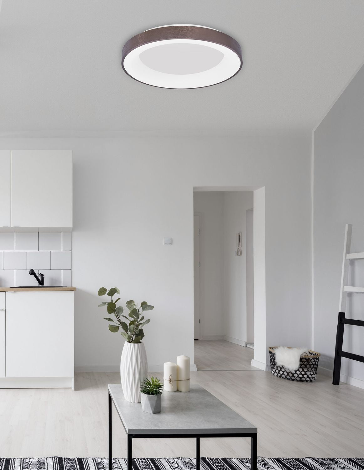 Plafonnier rond marron installé au plafond d'une cuisine blanche lumineuse