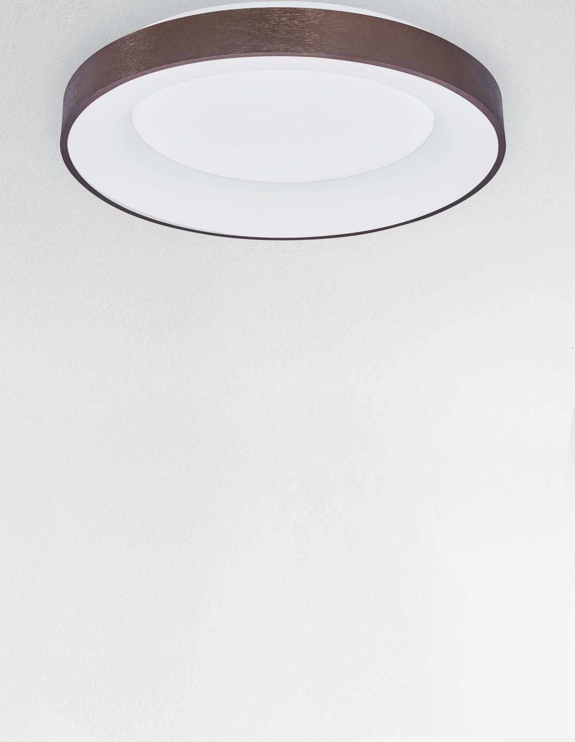 Autre angle du plafonnier rond, cercle brun et verre opalin allumé