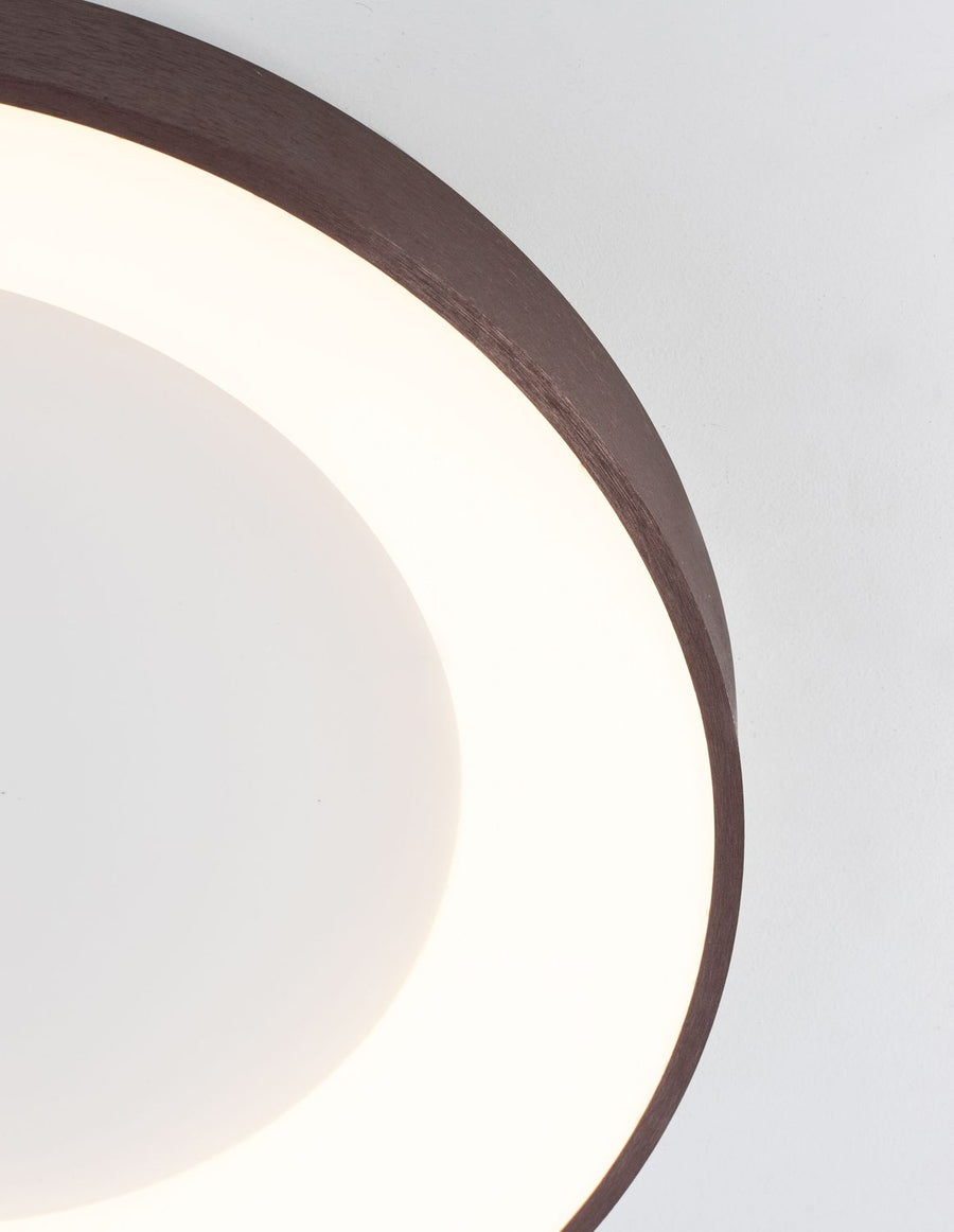 Gros plan sur le bord brun et la lumière chaude du diffuseur