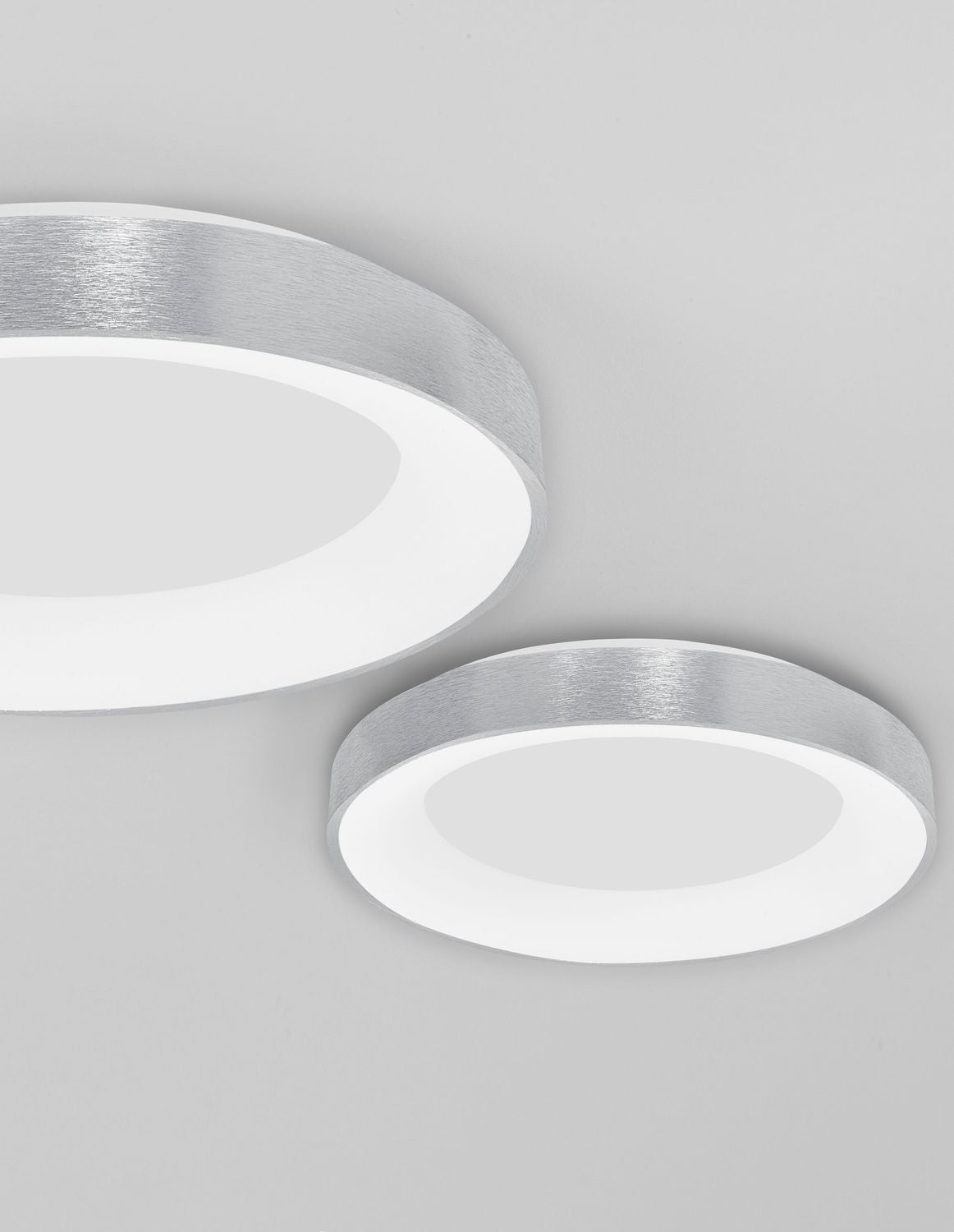 Deux plafonniers de tailles différentes comparés, fixés au plafond blanc