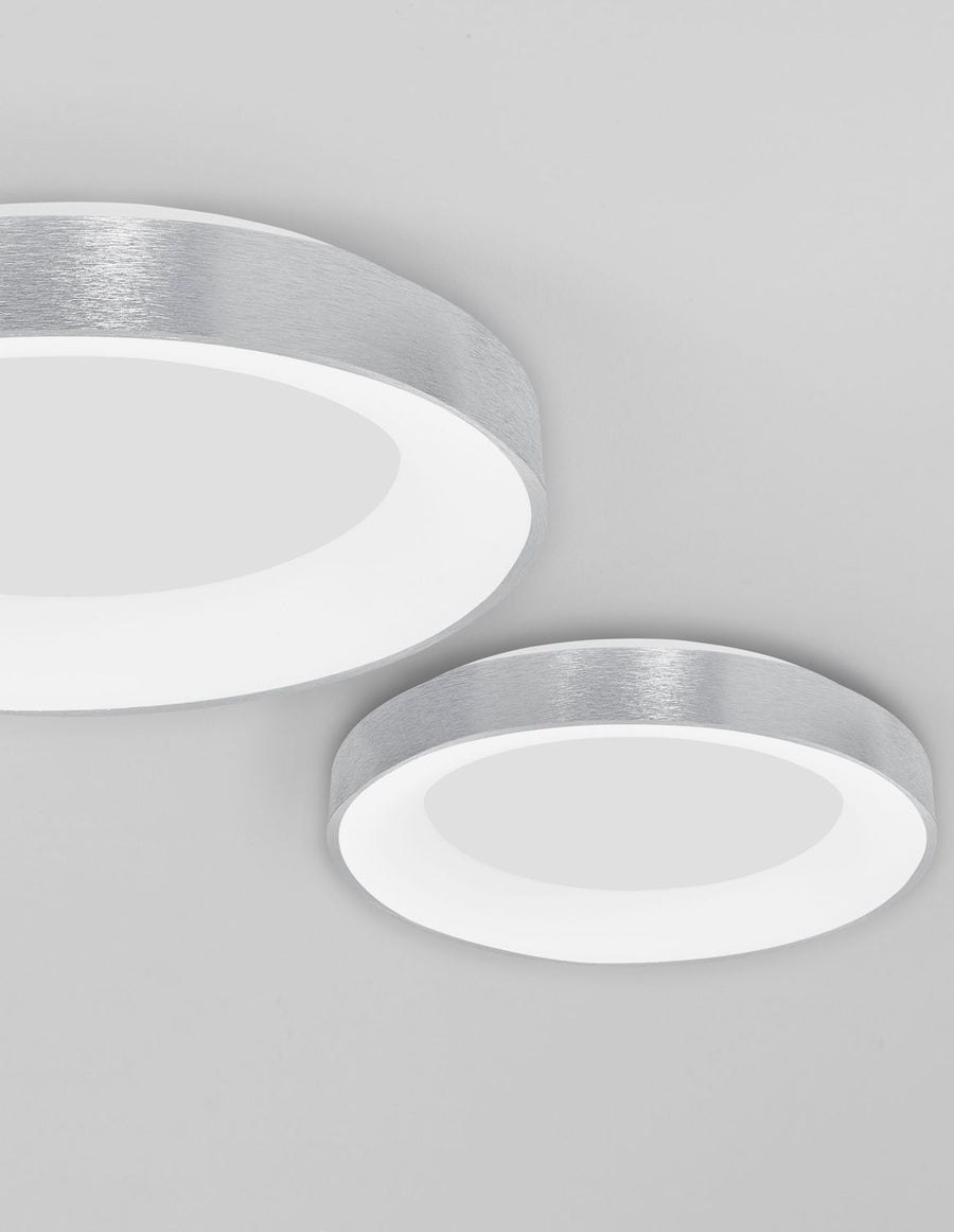Deux plafonniers de tailles différentes comparés, fixés au plafond blanc