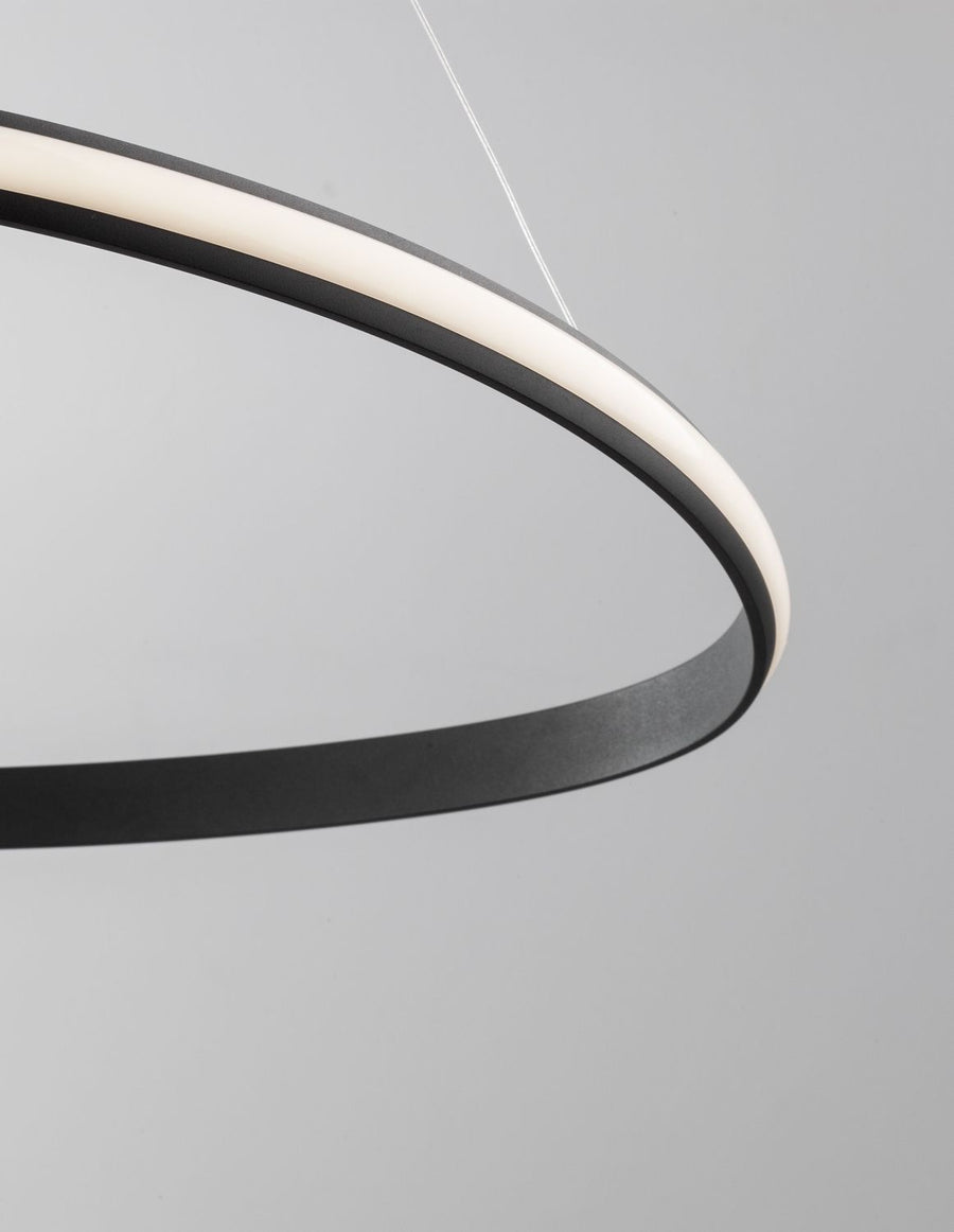 Détail de la courbure de l'anneau, partie lumineuse blanche et profil métallique noir