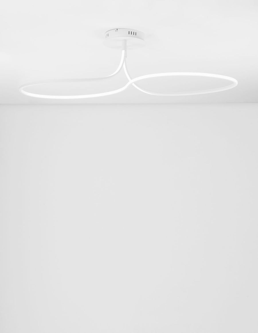 Le plafonnier allumé vu de dessous, diffusant une lumière blanche uniforme