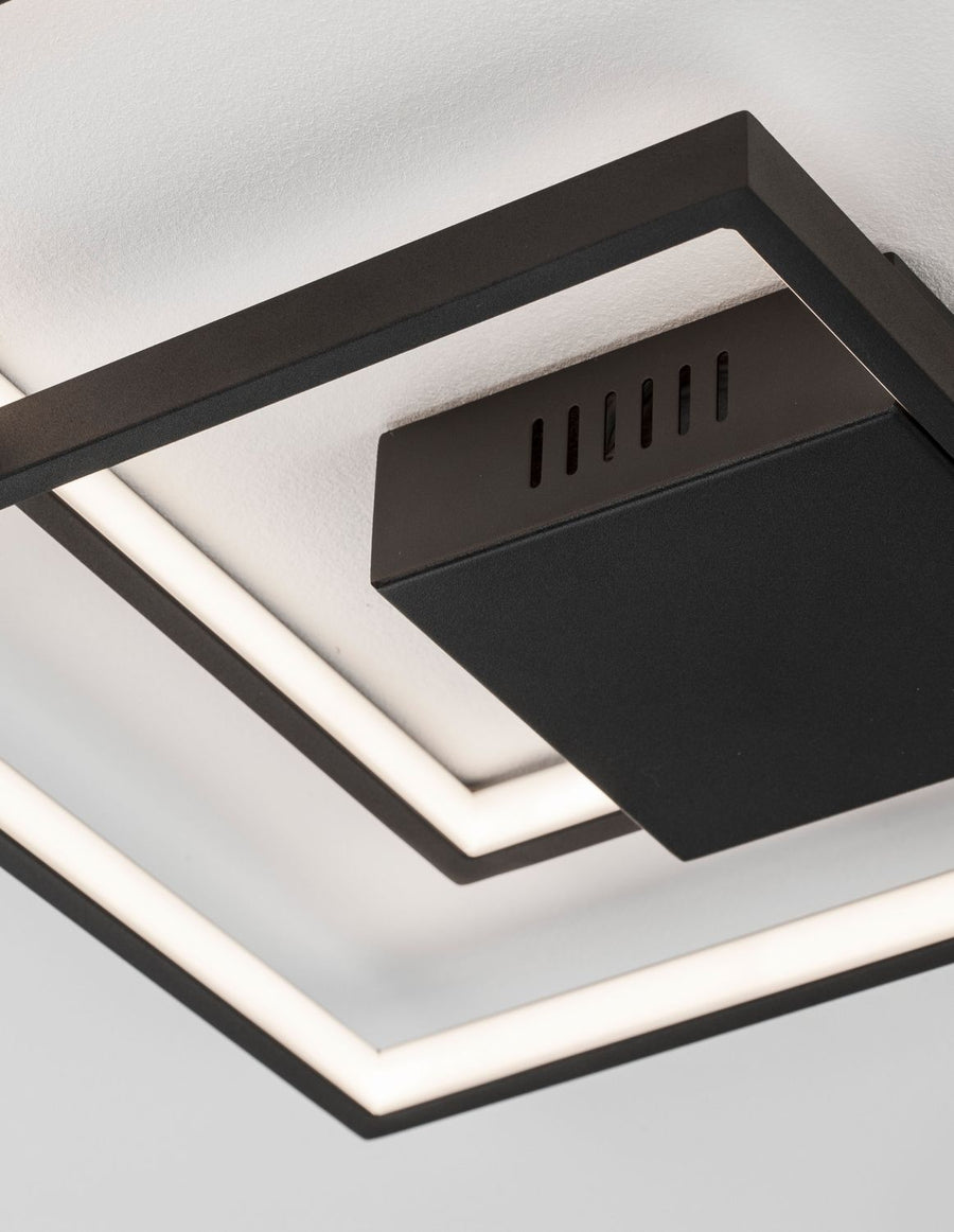 Plafonnier vu de dessous, cadres carrés noirs imbriqués avec diffuseurs LED blancs