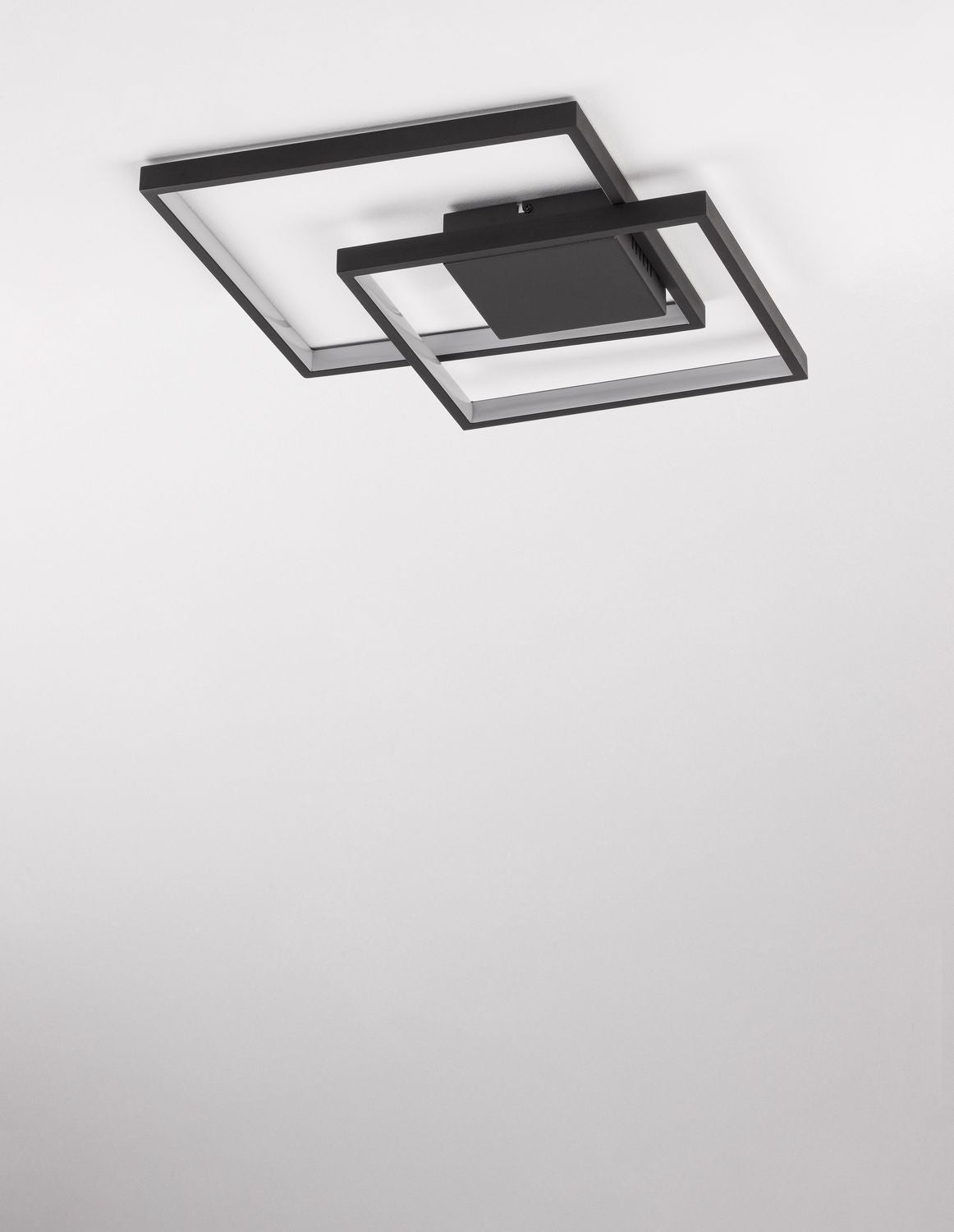 Luminaire installé au plafond d'une pièce claire, éclairage allumé
