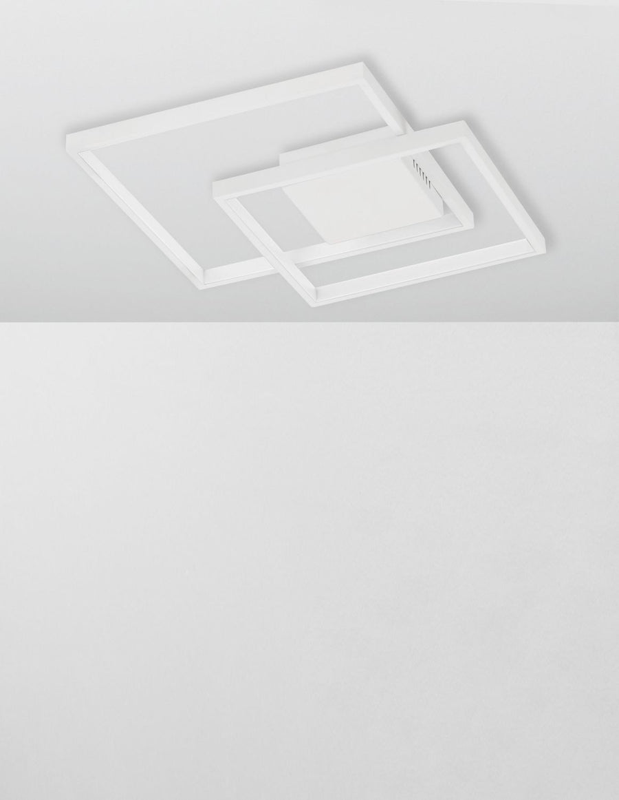 Vue en perspective du luminaire carré blanc légèrement incliné sur fond clair