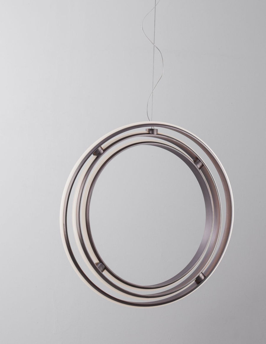 Vue du dessous ou de face des anneaux concentriques du luminaire suspendu sur fond clair.