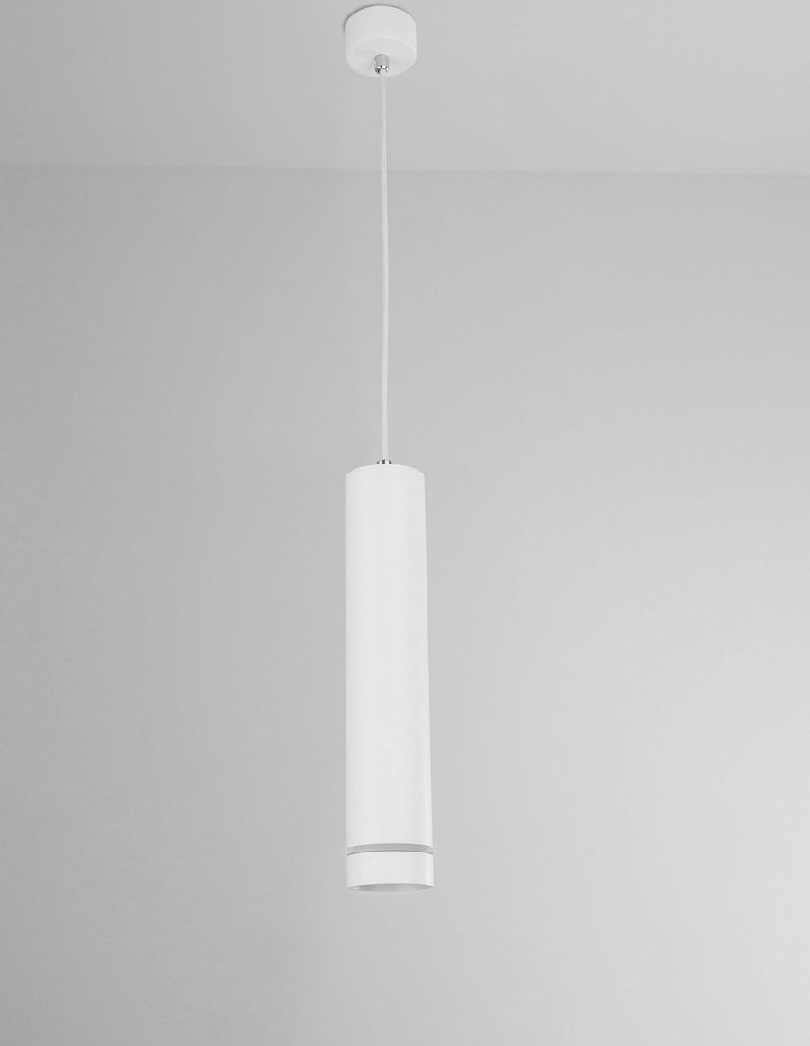 Suspension blanche vue de profil devant un mur gris clair, éclairage éteint