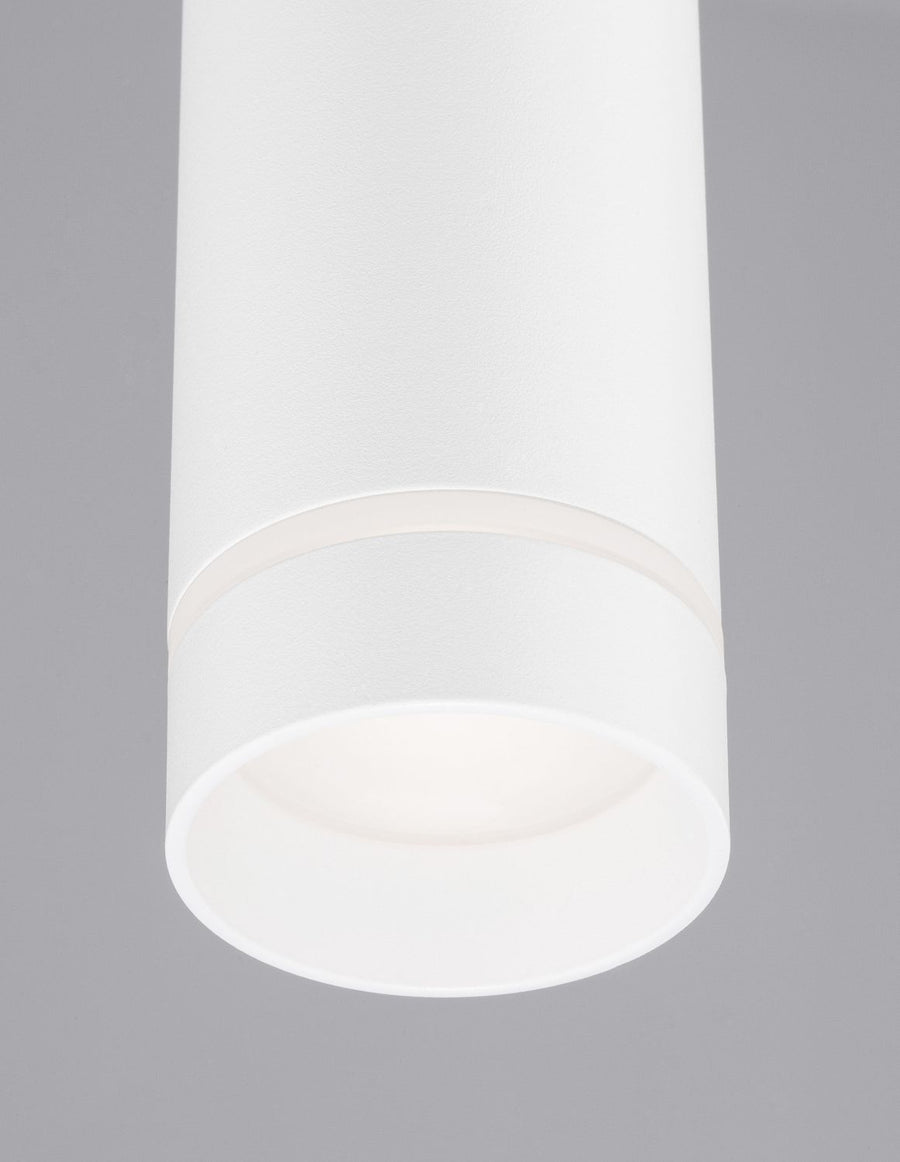 Détail rapproché du diffuseur blanc et de l'ouverture inférieure du luminaire