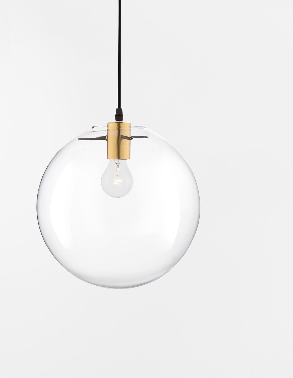 Vue rapprochée du globe en verre transparent avec ampoule et câble noir.