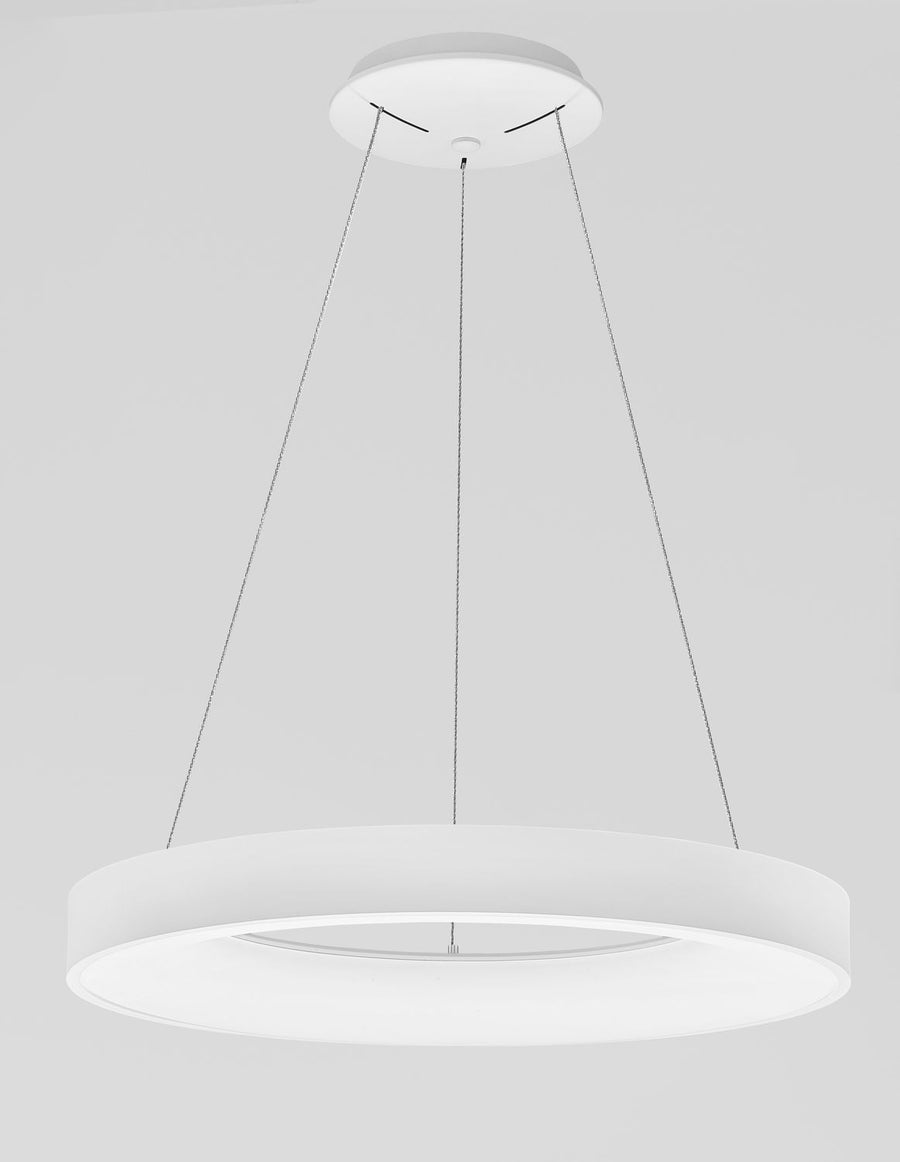 Suspension blanche présentée de face sur fond gris clair.