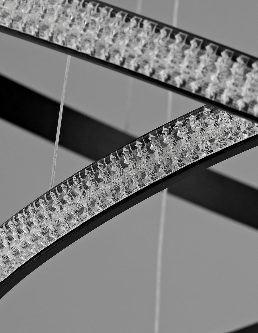 Macro du bandeau LED et des cristaux taillés tapissant la face lumineuse