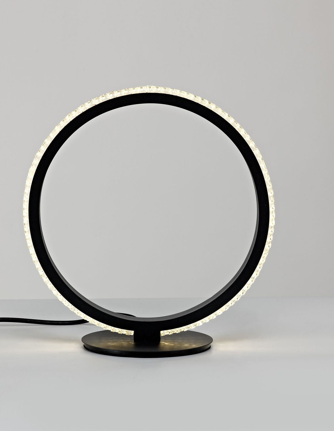 Mise en ambiance de la lampe allumée diffusant une lumière chaude