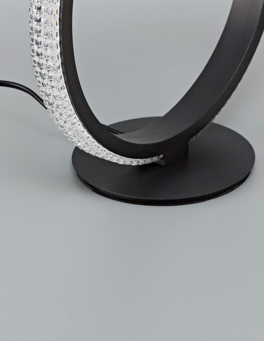 Détail du socle circulaire noir et de l'arrivée du câble d'alimentation