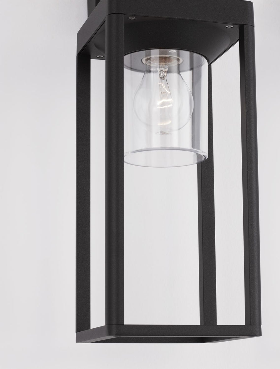 Gros plan sur l'ampoule à filament placée dans le cylindre de verre transparent