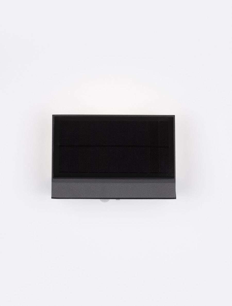 Second angle frontal du boîtier solaire rectangulaire, léger reflet sur fond clair