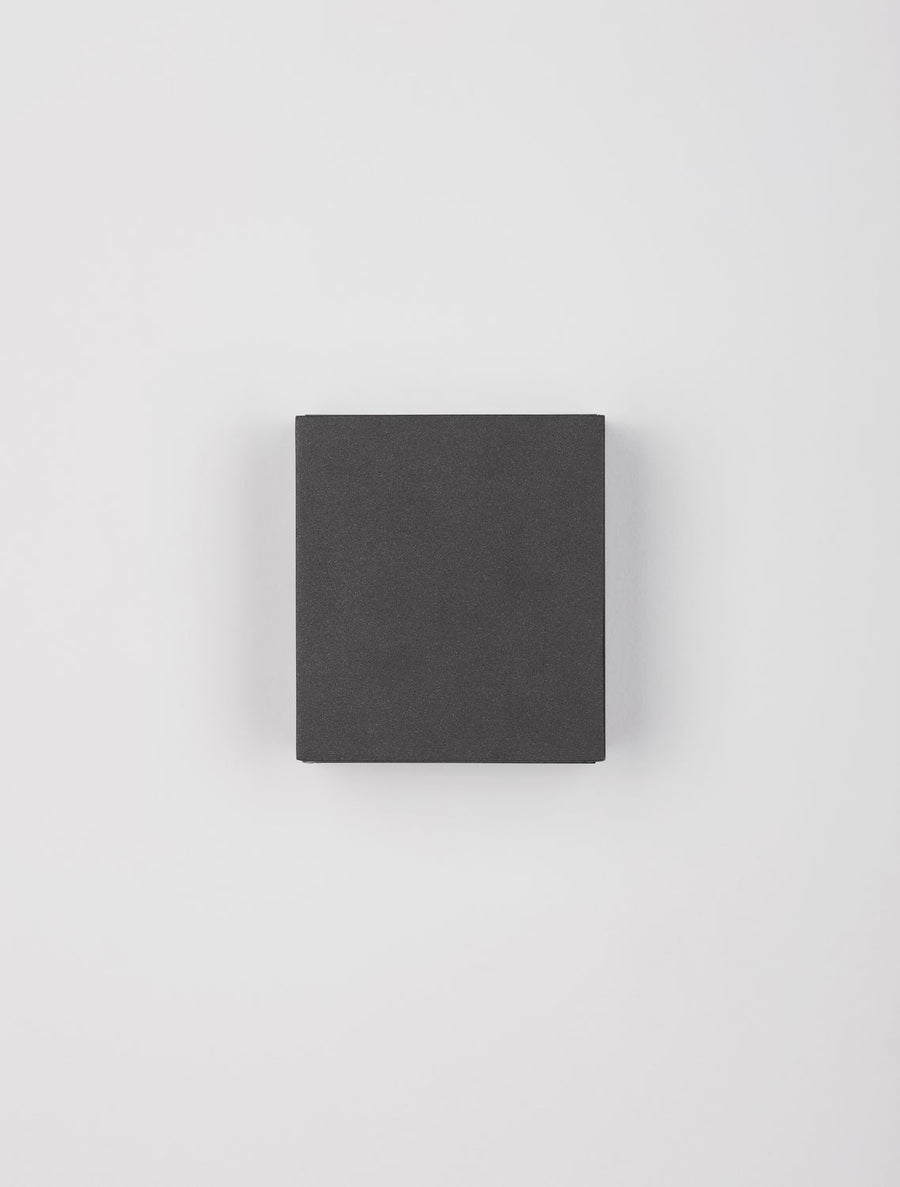 Produit de face sur fond blanc, boîtier carré anthracite éteint