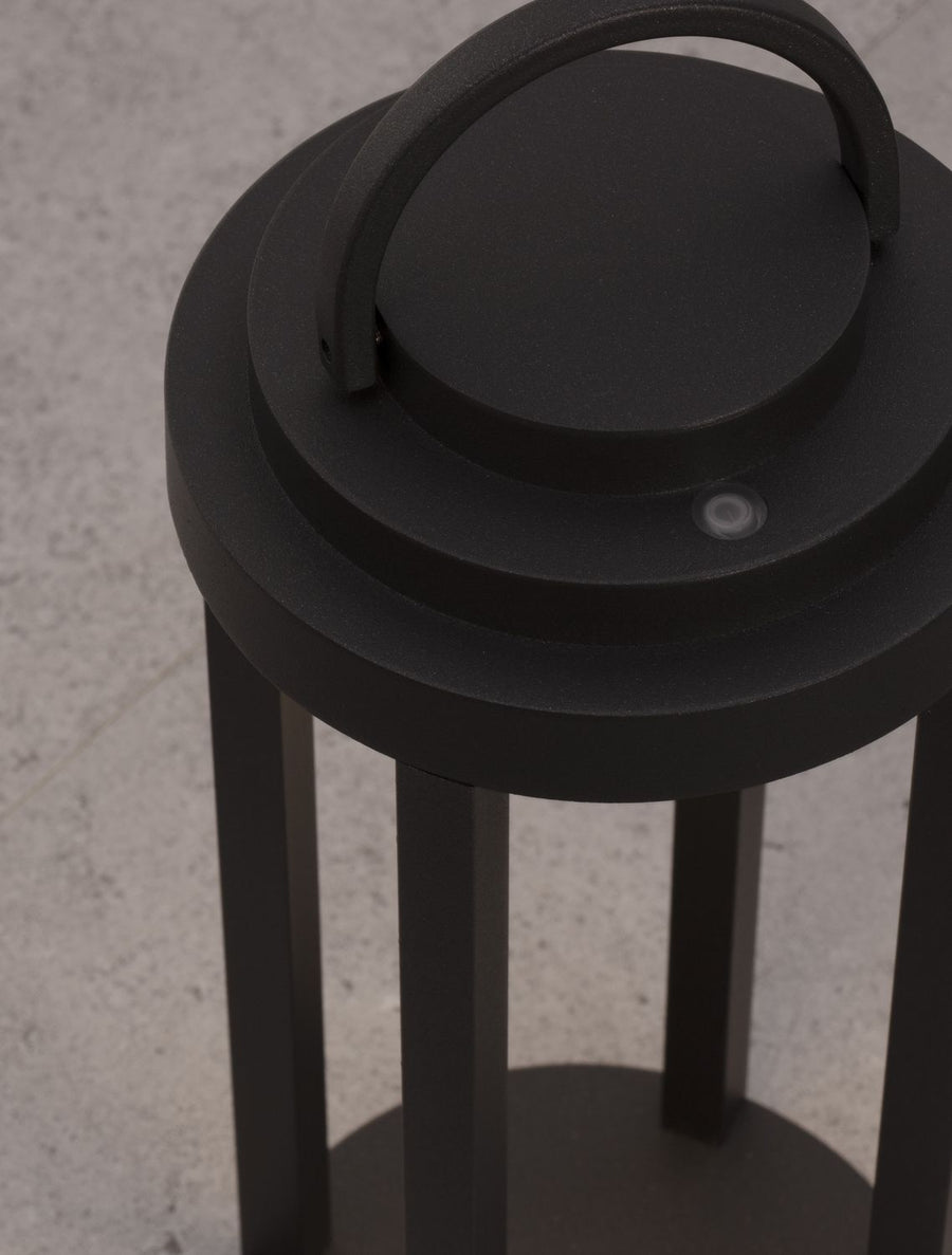 Détail du capteur crépusculaire intégré au sommet du lampadaire noir