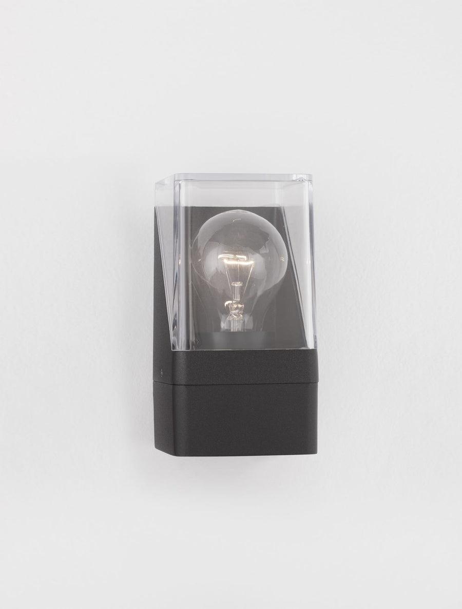 Face du luminaire sur fond blanc, ampoule éteinte dans son diffuseur transparent