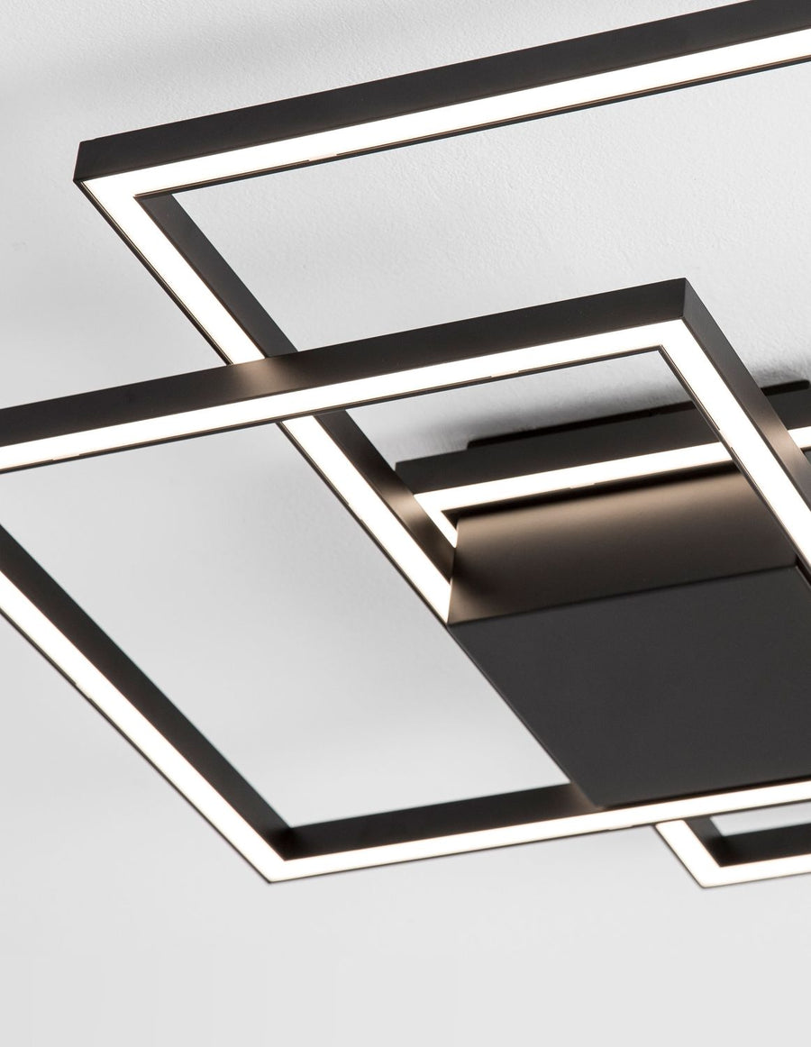 Détail rapproché des rubans LED blancs intégrés aux profilés noirs mats