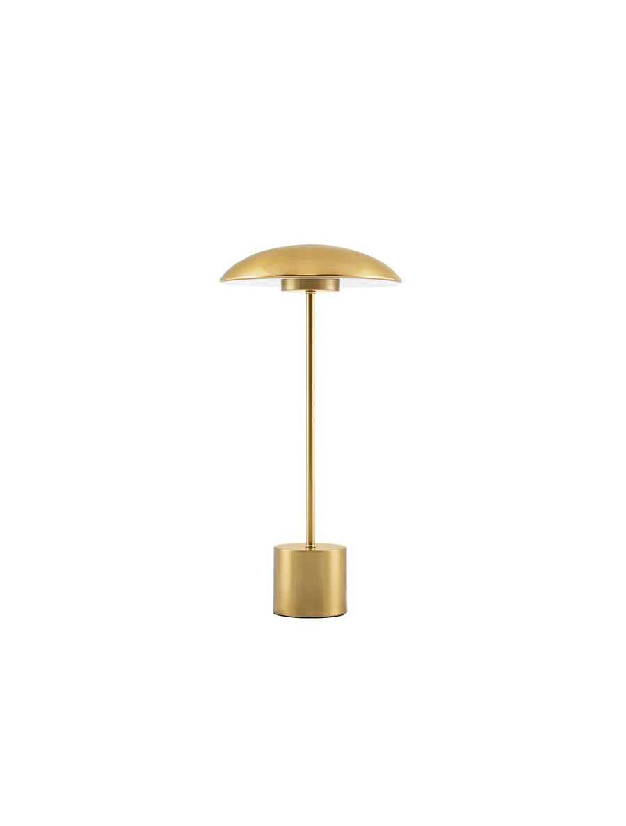 Lampe dorée de face sur fond blanc, abat-jour bombé et base cylindrique.