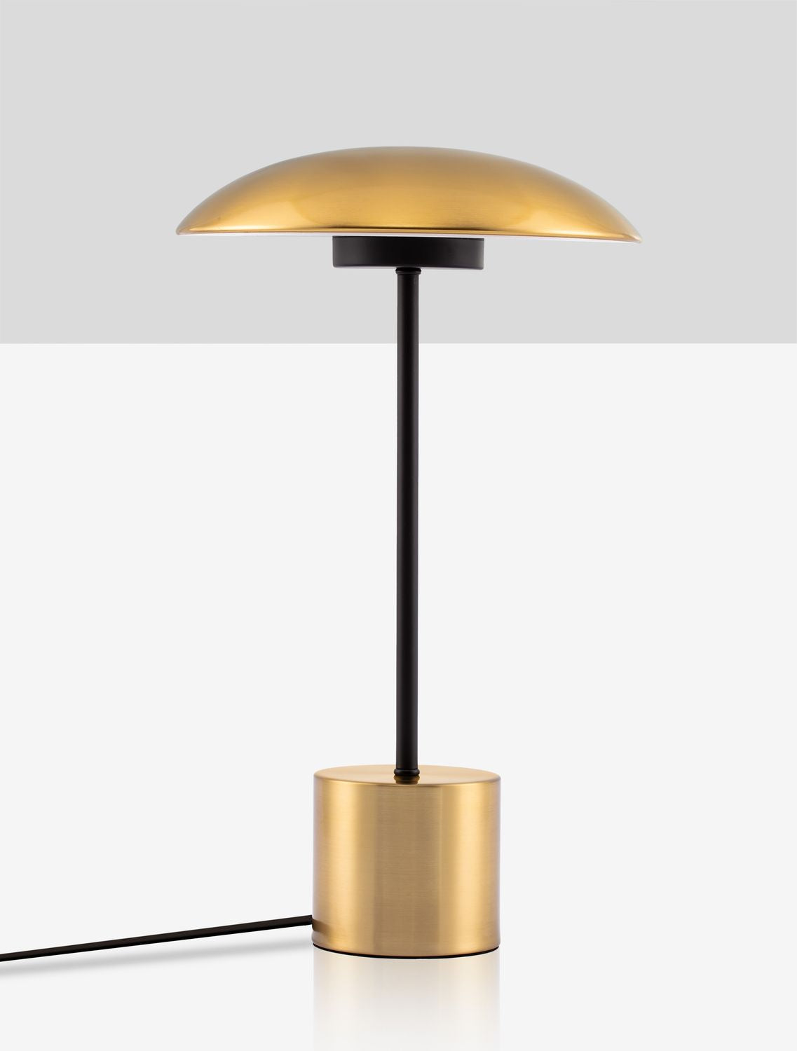Profil du luminaire sur fond blanc, câble d'alimentation noir au sol