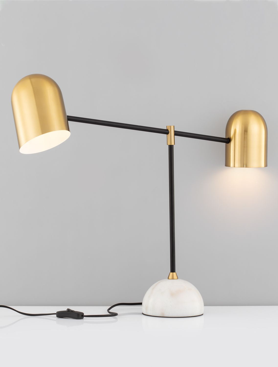 Mise en ambiance avec lumière chaude allumée sous l'abat-jour droit.