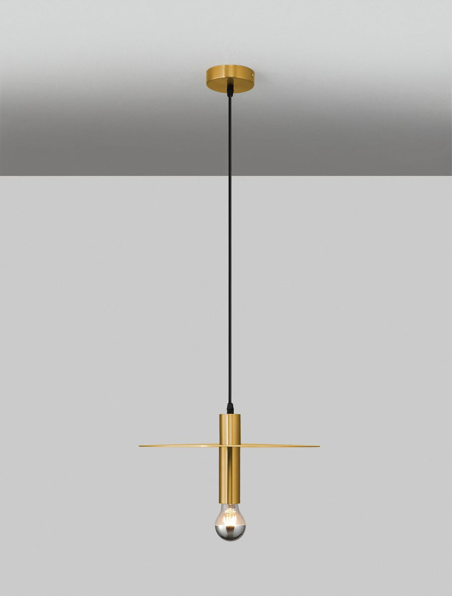 Autre angle de la suspension dorée sous plafond gris, montrant l'ampoule et le câble.