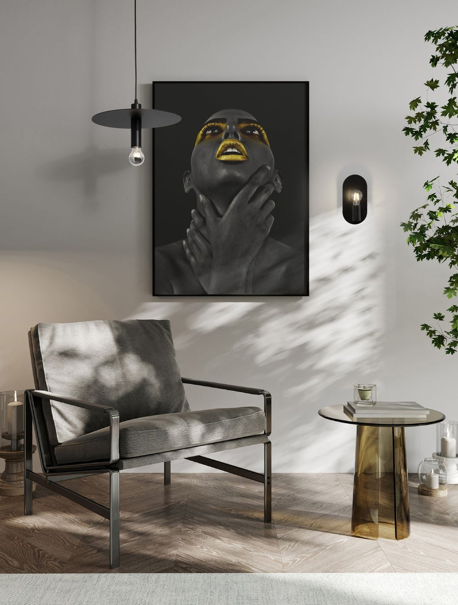 Suspension noire installée au-dessus d'un fauteuil dans un salon contemporain lumineux