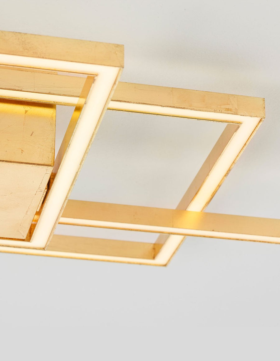 Gros plan sur le ruban LED blanc allumé à l'intérieur des cadres dorés
