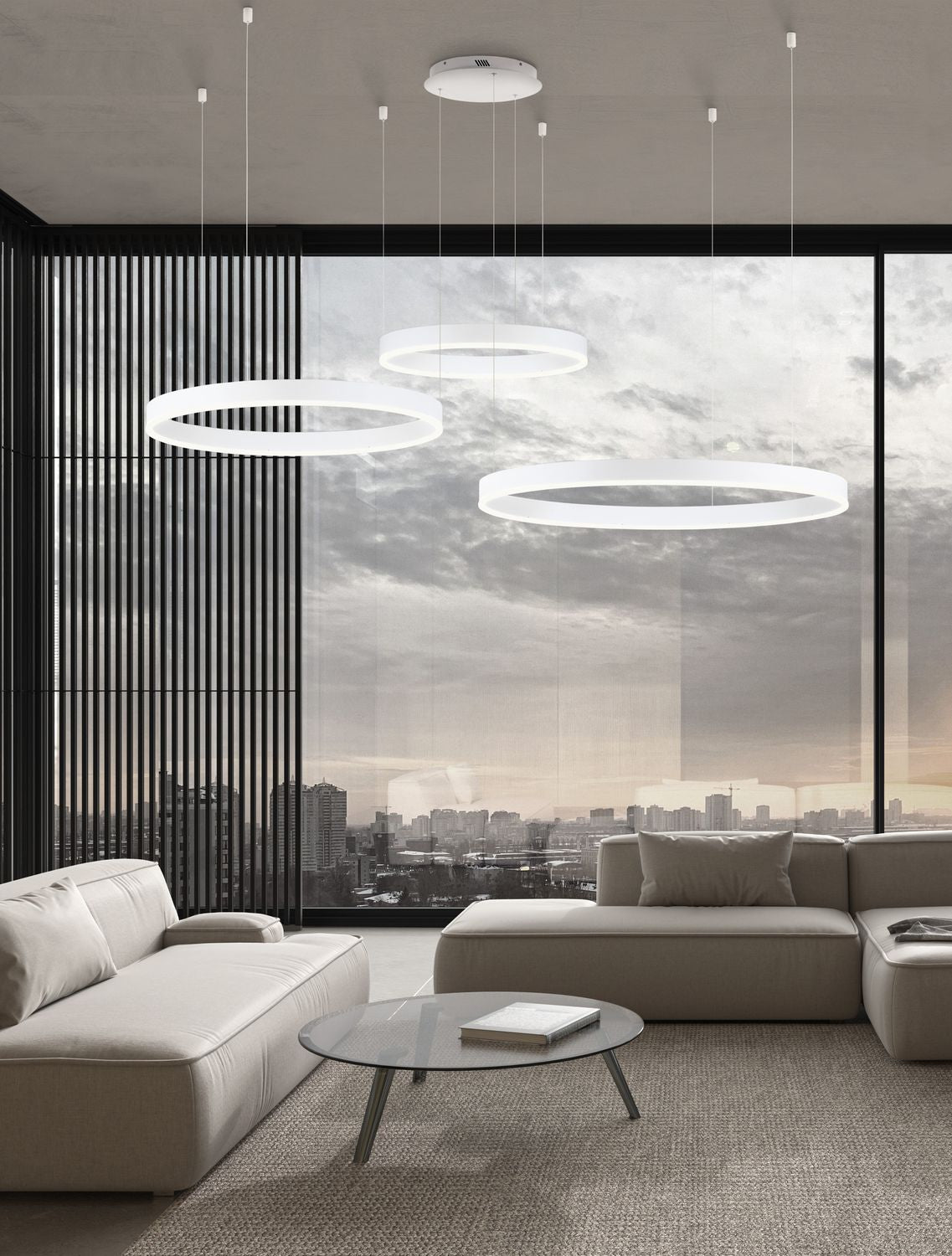 Suspension trois anneaux blancs suspendus dans un salon lumineux avec vue urbaine